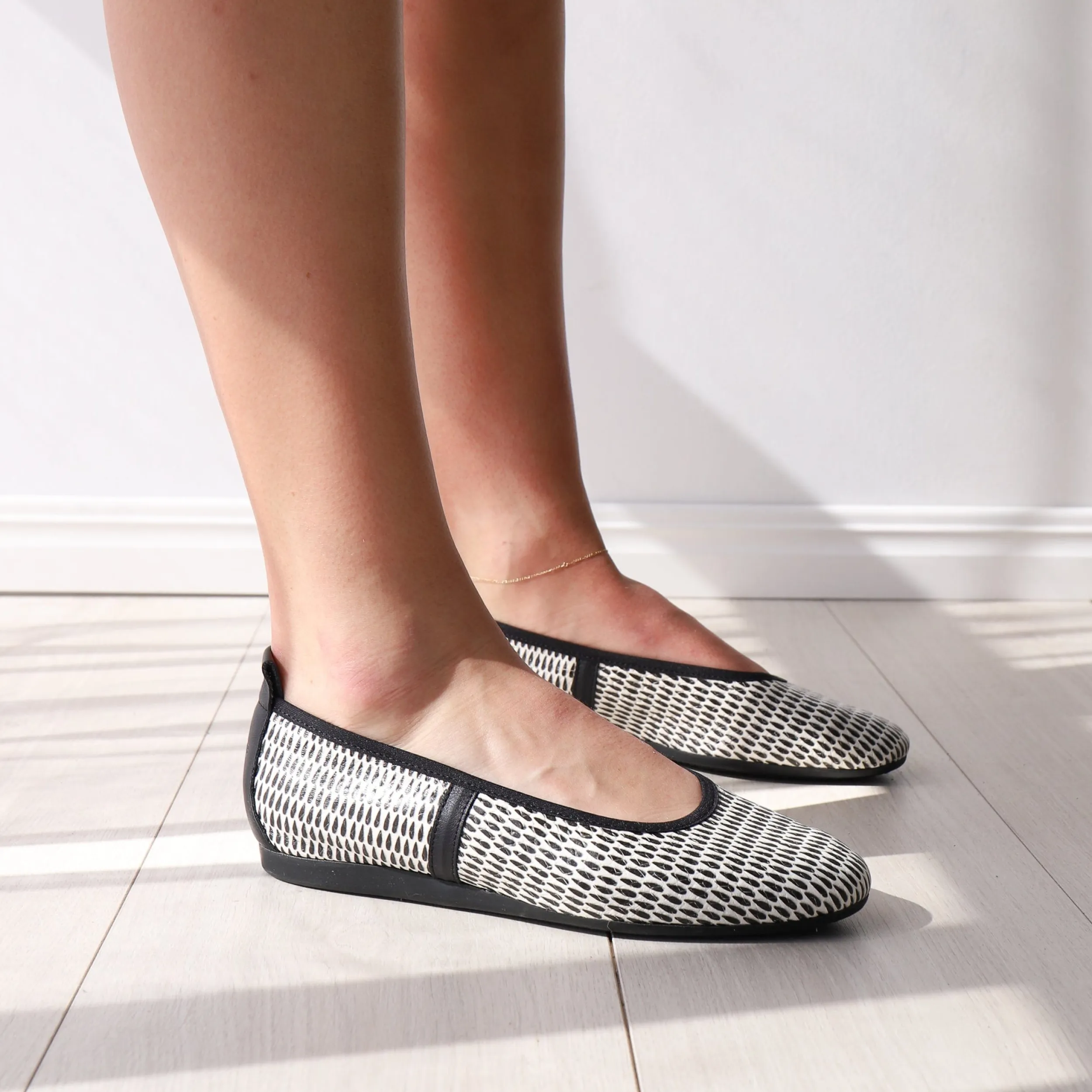 Ballet Flats | ARCHE LAMOUR Black And White