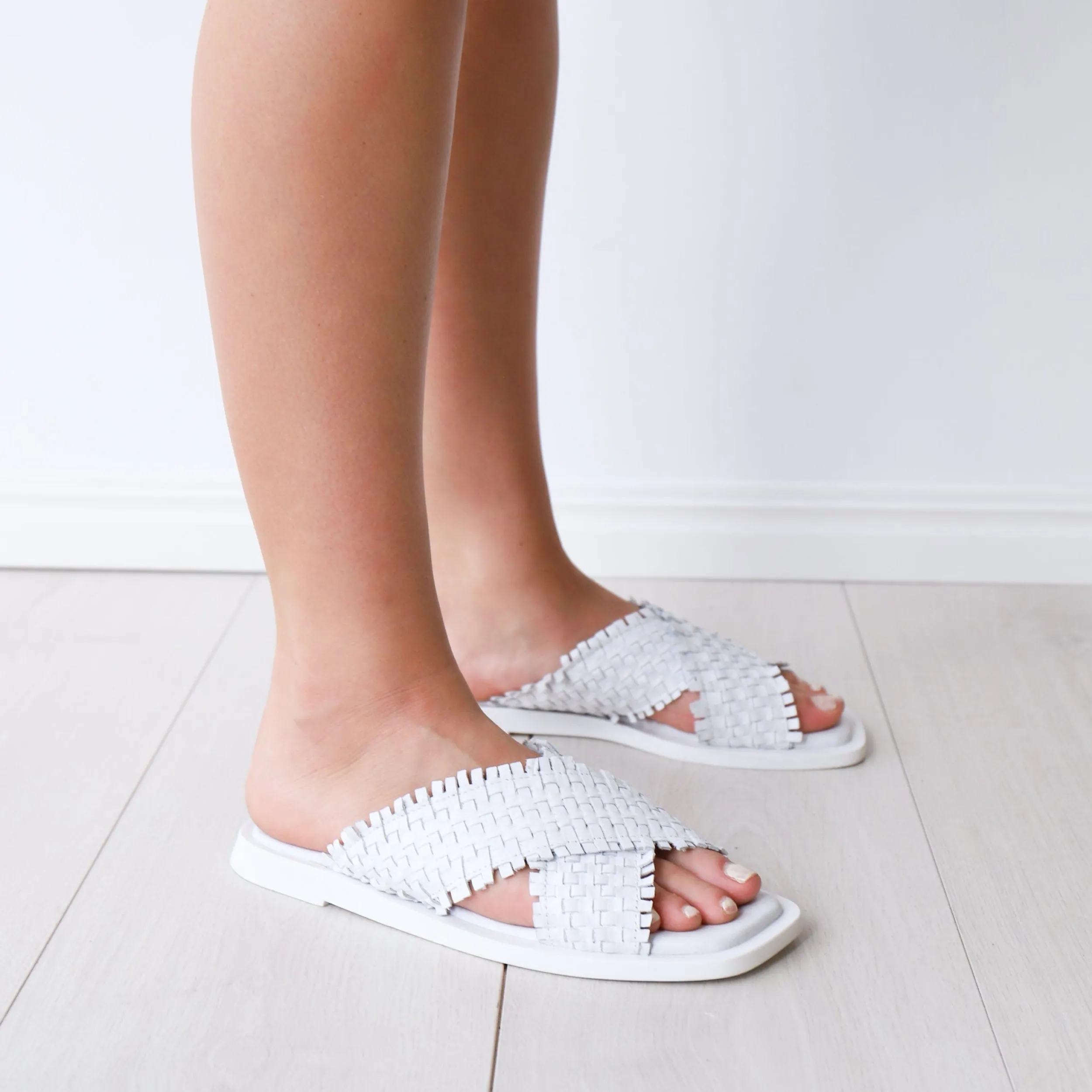 Slides | LEISURES RAYAN White